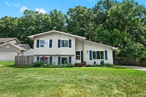 9438 Waite Dr, Tyrone, MI 48430