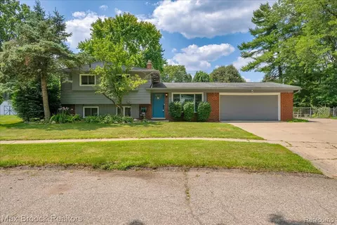 2646 Pinto Dr, Commerce, MI 48382