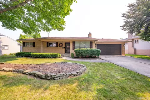 956 Blairmoor Ct, Grosse Pointe Woods, MI 48236