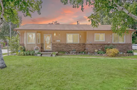 26701 Wenfield St, Roseville, MI 48066