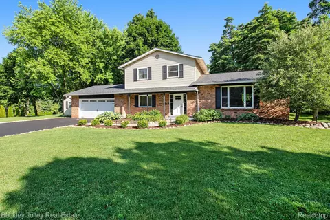 1049 Hillcrest Ave, Brighton, MI 48116
