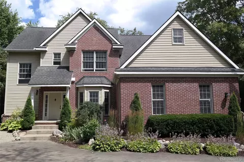 8499 Bishop Rd, Green Oak, MI 48116