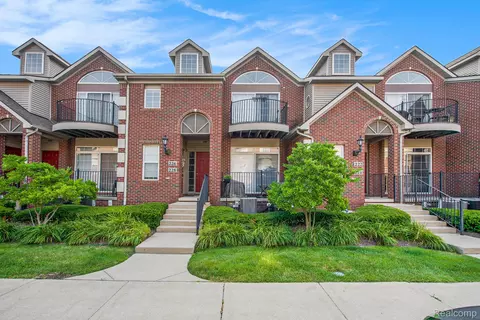 226 W Oakbrook Dr, Ann Arbor, MI 48103