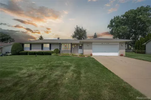 8268 Cooley Beach Dr, White Lake, MI 48386