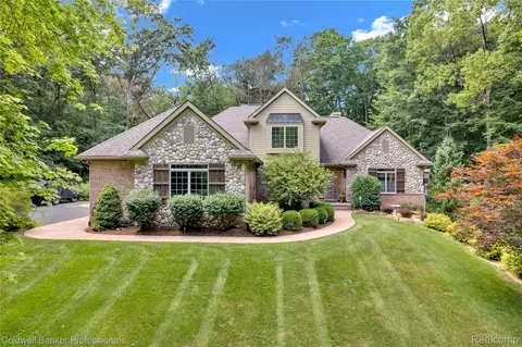 3690 Hickory Rim Dr, Groveland, MI 48462