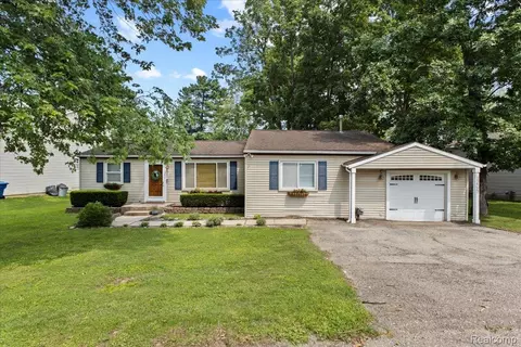 1269 Otter Ave, Waterford, MI 48328