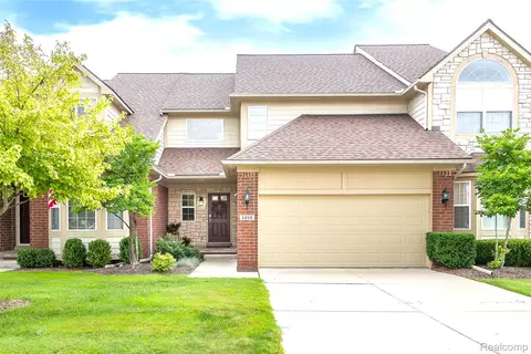 1010 Paddock Dr, South Lyon, MI 48178