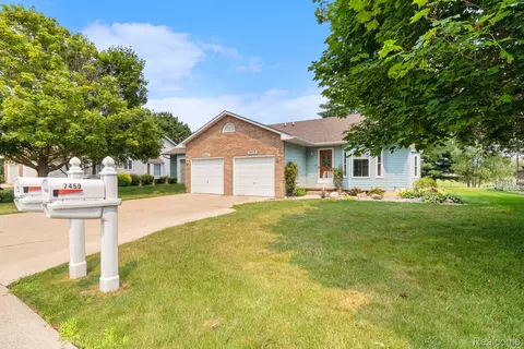 7453 Country Meadow Dr, Swartz Creek, MI 48473