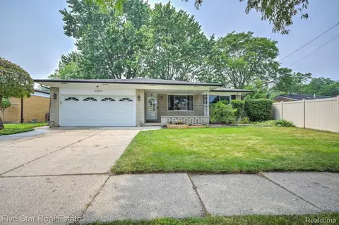 30201 Blossom Ln, Warren, MI 48088