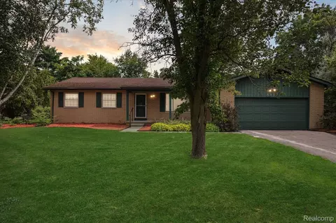 8812 Rio Vista St, Brighton, MI 48116