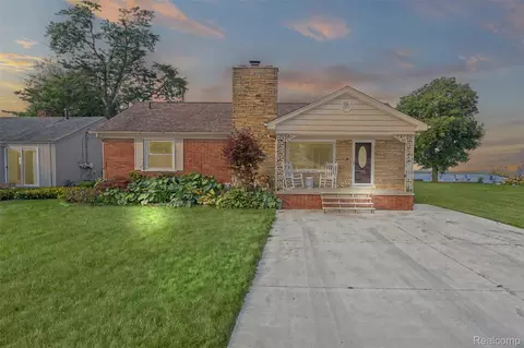 7995 Colony Dr, Clay, MI 48001