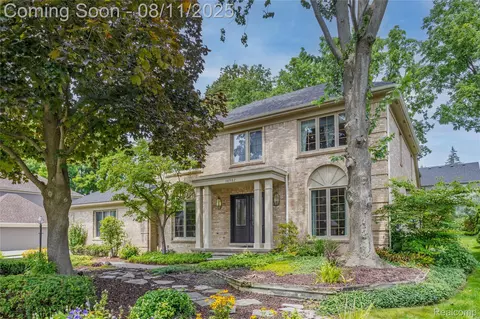 38982 Plumbrook Dr, Farmington Hills, MI 48331
