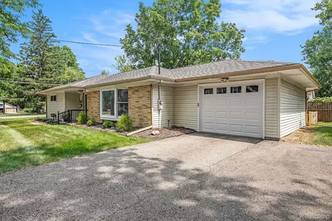 702 E Maple St, Holly, MI 48442