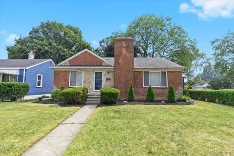 14904 Toepfer Dr, Eastpointe, MI 48021