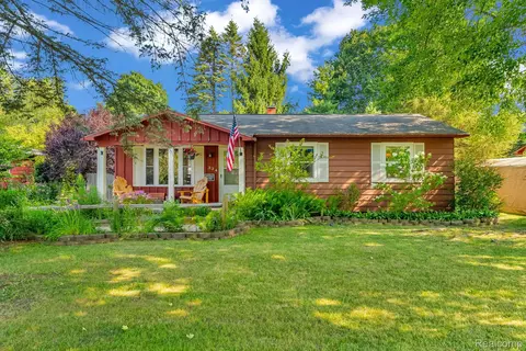334 Fairfield Ave, Holly, MI 48442