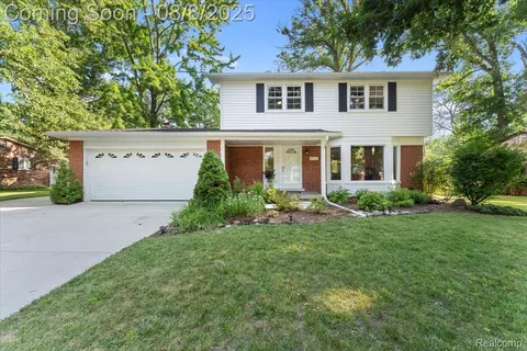 8751 Woodside Dr, Grosse Ile, MI 48138