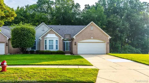 4193 Shorebrook Dr # 68, Sterling Heights, MI 48314
