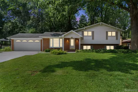 6223 Thorneycroft Dr, Shelby Township, MI 48316
