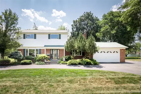 181 Paragon Dr, Troy, MI 48098