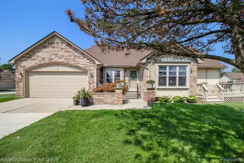 43564 Riverbend Dr N, Clinton Township, MI 48038