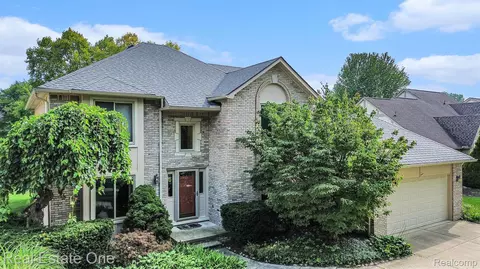 1582 Charlevois Dr, Troy, MI 48085