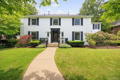 33 Oxford Blvd, Pleasant Ridge, MI 48069