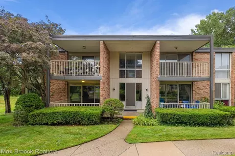 4041 W Maple Rd #101, Bloomfield Hills, MI 48301