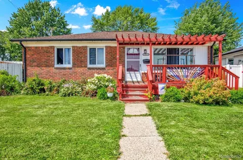 25075 Arlington St, Roseville, MI 48066