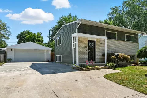 800 Birdsong Dr, Milford, MI 48381