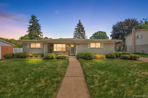 32108 Wellston Dr, Warren, MI 48093