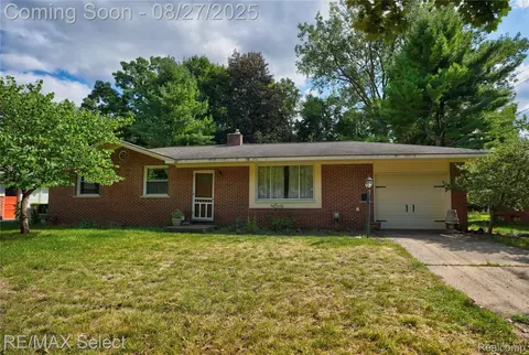 14521 Appletree Ln, Fenton, MI 48430