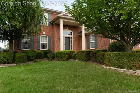 27904 Bluebird Dr, Flat Rock, MI 48134