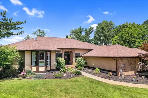 2985 Dana Pointe Dr, Pinckney, MI 48169