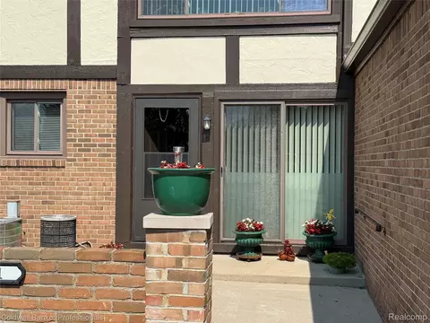 311 Country Club Dr, Saint Clair Shores, MI 48082