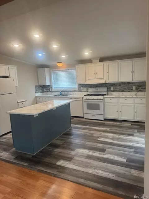 41816 Lamier, Novi, MI 48377