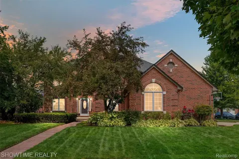 18563 Cracklewood Dr, Macomb, MI 48042