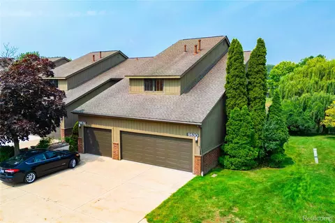 9830 Hawthorne Glen Dr, Grosse Ile, MI 48138