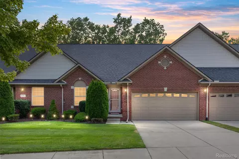 20730 Doves Pointe Dr W, Brownstown, MI 48174