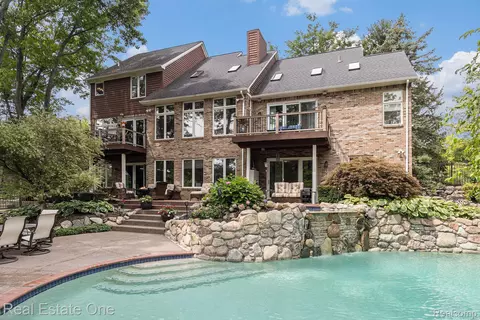 2460 Waterfront Dr, Brighton, MI 48114