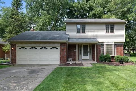 38351 Willowmere St, Harrison, MI 48045