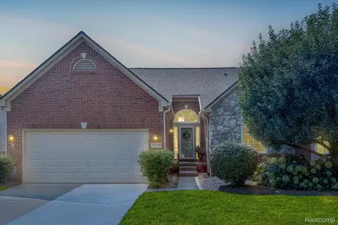 3670 Lexington Dr, Auburn Hills, MI 48326