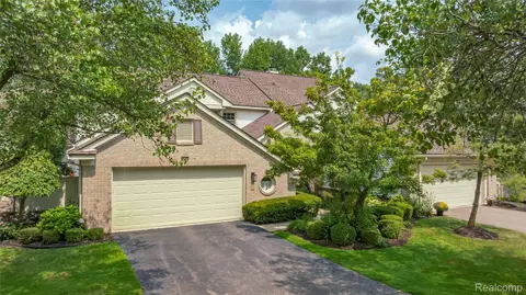 7277 Simsbury Dr, West Bloomfield, MI 48322