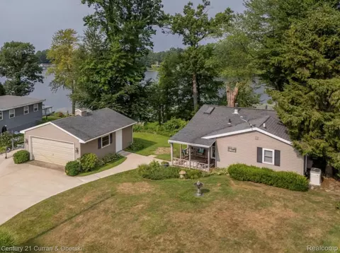 60846 N Lakeshore Dr, Lawrence, MI 49064