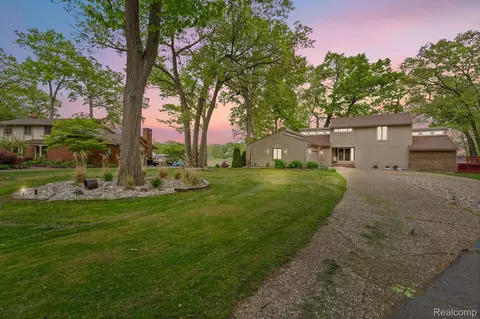 343 Shotwell Ct, White Lake, MI 48386