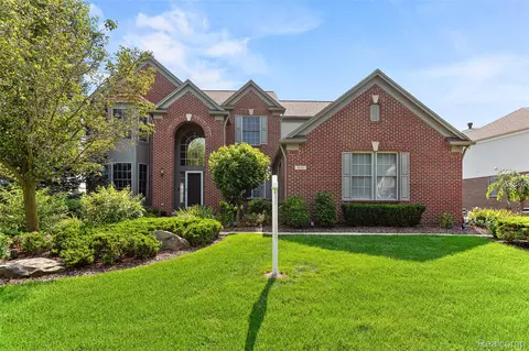 5093 Creekmonte Dr, Oakland, MI 48306
