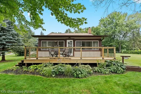 1339 Elmhurst Dr, Genoa, MI 48843