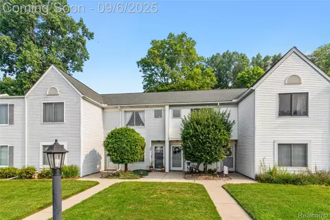 48 Rosebud Ln, Mount Clemens, MI 48043