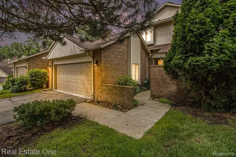 5537 Walnut Cir W, West Bloomfield, MI 48322