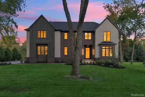 4731 Haddington Dr, Bloomfield Hills, MI 48304
