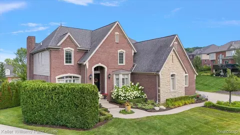 5343 Carlisle Ct, Oakland, MI 48306